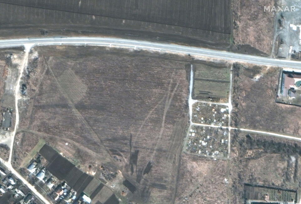 Zdjęcie satelitarne masowych grobów w Manhuszu, niedaleko Mariupola  / autor: PAP/EPA/MAXAR TECHNOLOGIES