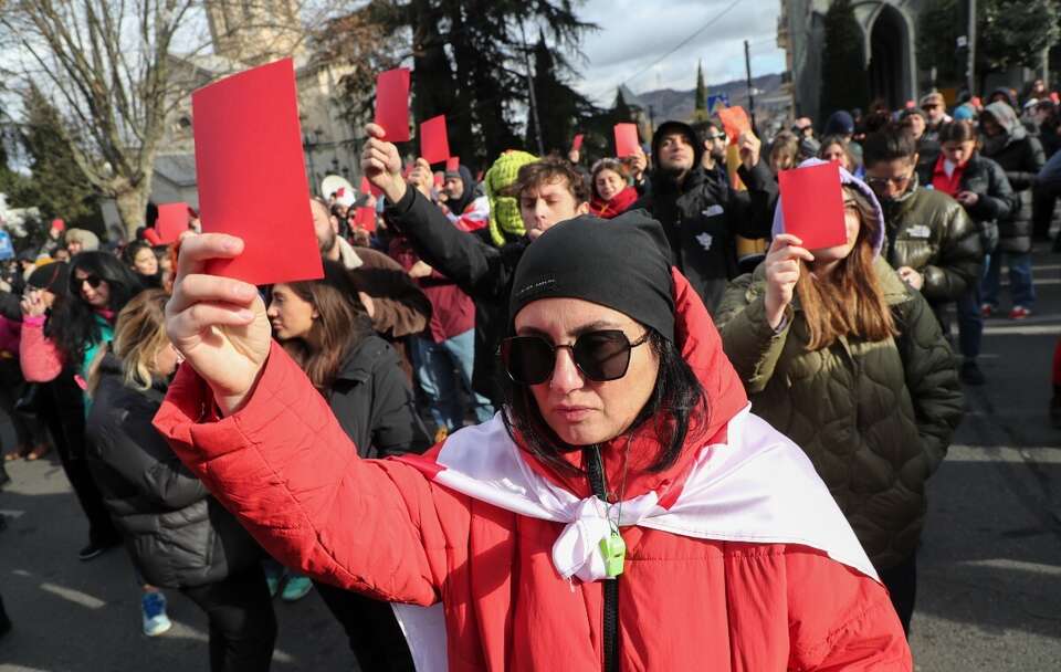 Nowy prezydent Gruzji dostał tysiące symbolicznych czerwonych kartek / autor: PAP/EPA/DAVID MDZINARISHVILI