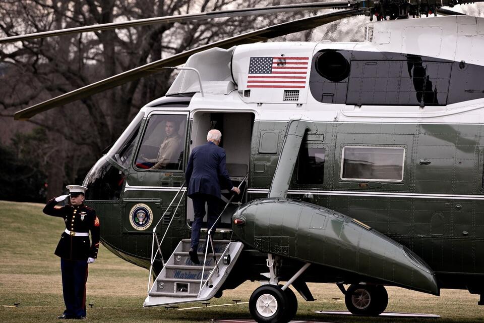 Prezydent USA Joe Biden wchodzi na pokład Marine One / autor: 	PAP/EPA/ANDREW HARRER / POOL