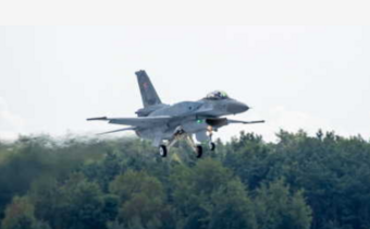 W Łasku powitano powrót  F-16. Koniec remontu lotniska