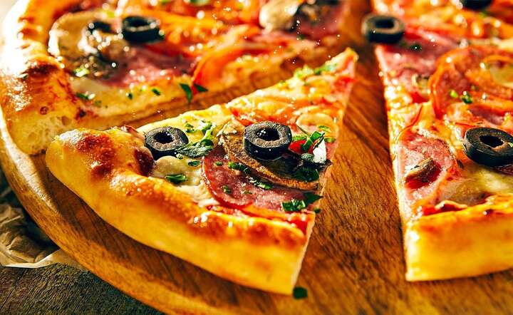 Objadanie się głownie mrożoną pizzą odgrzewaną w mikofalówce nie jest najlepszym sposobem na zdrowa dietę dla młodego człowieka / autor: Pixabay