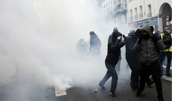 Niebezpiecznie na francuskich ulicach. Pałują nawet dziennikarzy