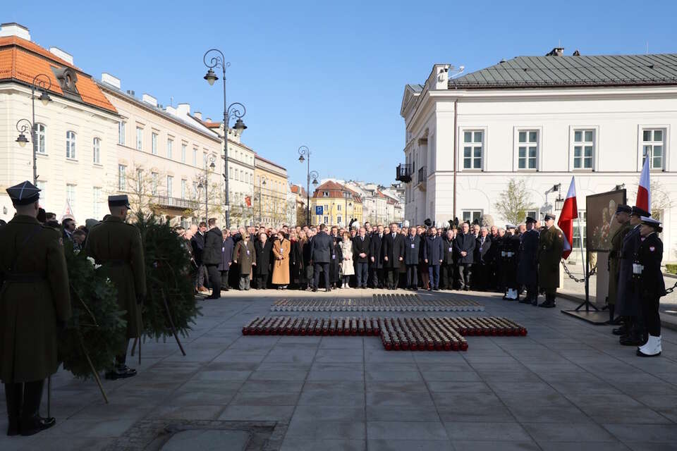 Na zdjęciu obchody 16. rocznicy tragedii smoleńskiej  / autor: PAP/Paweł Supernak