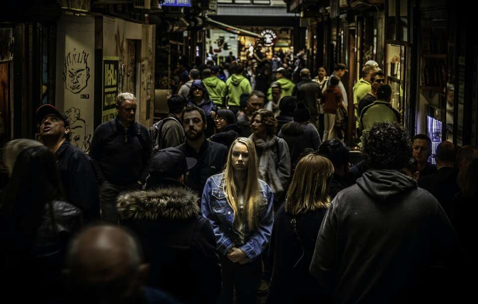 Masowa migracja młodych do miast powoduje liczne problemy / autor: Mike Wilson, CC0, via Wikimedia Commons