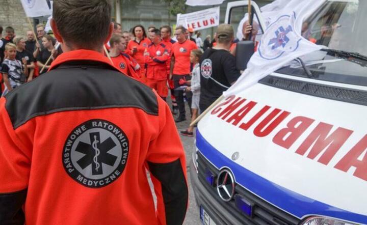 Ratownicy medyczni w Warszawie protestują przeciwko zbyt niskim pensjom. / autor: Radio ZET NEWS/Twitter