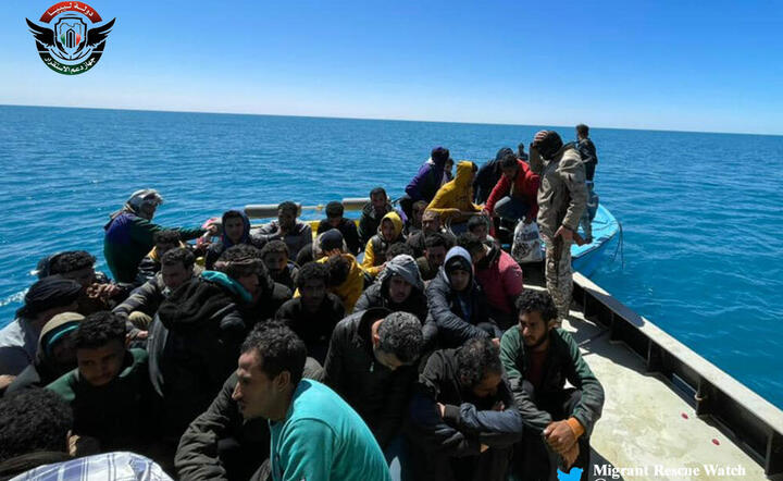 łódź z migrantami / autor: Migrant Rescue Watch/ Twitter