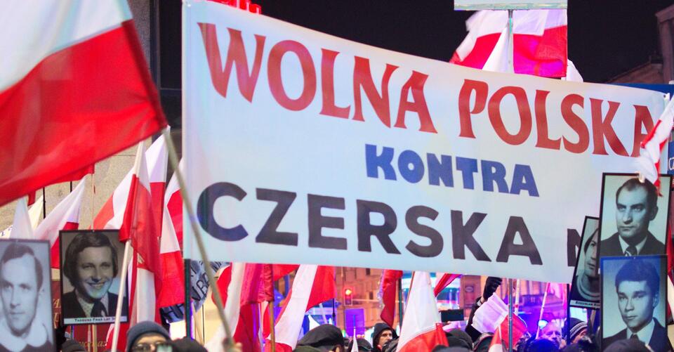 Warszawa 13.12.2016 Demonstracja popierajaca rzad PIS w rocznice wybuchu stanu wojennego 13 grudnia  / autor:  fot. Mateusz Zelnik