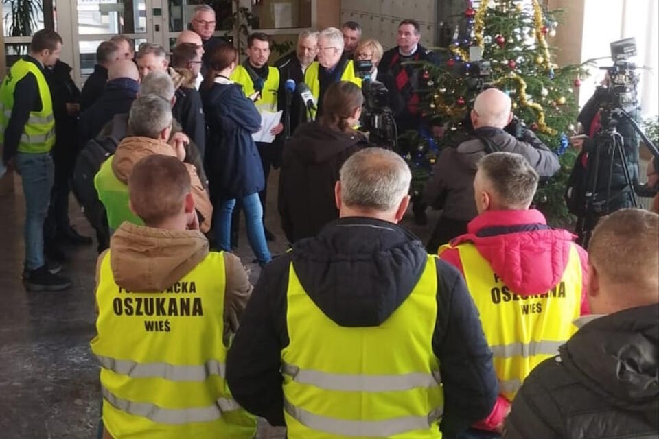 Minister rolnictwa i rozwoju wsi Czesław Siekierski rozmawia 23 grudnia z rolnikami protestującymi na przejściu granicznym w Medyce / autor: facebook.com/MRiRW