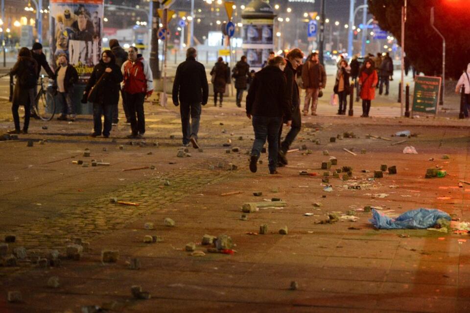 Zniszczony chodnik przy Marszałkowskiej, 11 bm. Podczas przemarszu Marszu Niepodległości ul. Marszałkowską, na wysokości ul. Żurawiej, w stronę policji zaczęto rzucać racami, petardami, kamieniami, kostkami brukowymi, koszami na śmieci. PAP/Jacek Turczyk
