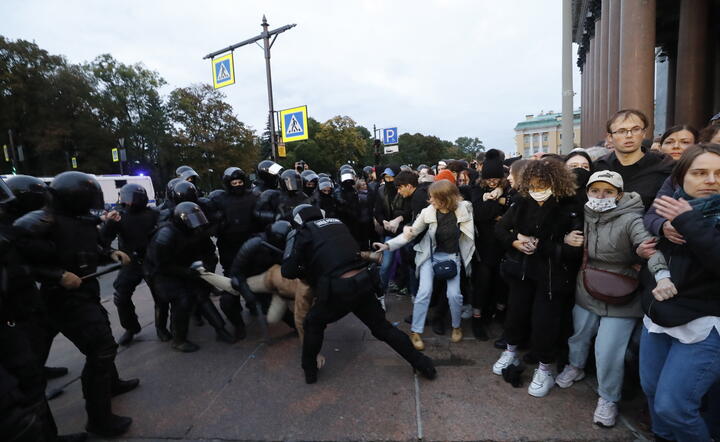 Petersburg, zatrzymania na sobotnich akcjach protestu przeciwko mobilizacji / autor: fotoserwis PAP
