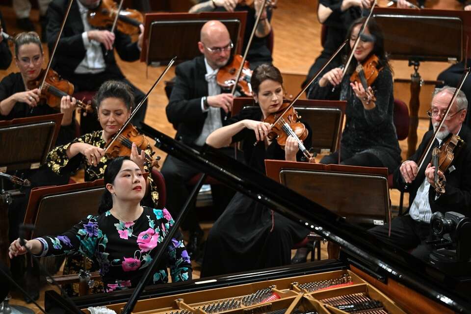 Reprezentantka Japonii Shiori Kuwahara w trzecim dniu finałowego etapu Konkursu Chopinowskiego w sali koncertowej Filharmonii Narodowej w Warszawie / autor: PAP/Radek Pietruszka