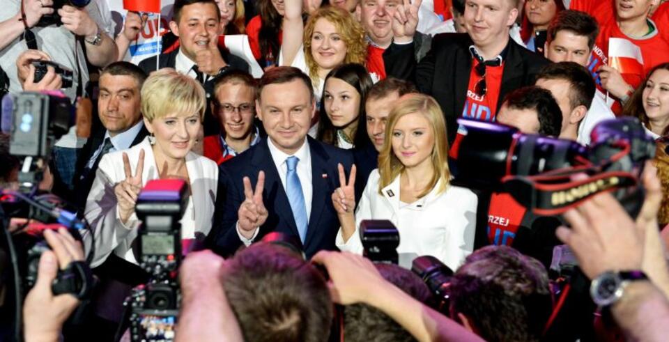 Andrzej Duda z żoną Agatą i córką Kingą podczas spotkania podsumowującego jego kampanię wyborczą. Fot. PAP/Marcin Obara 