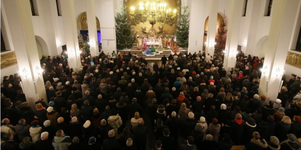 PAP/Paweł Supernak: Pasterka w parafii Matki Bożej Różańcowej w podwarszawskim Piasecznie
