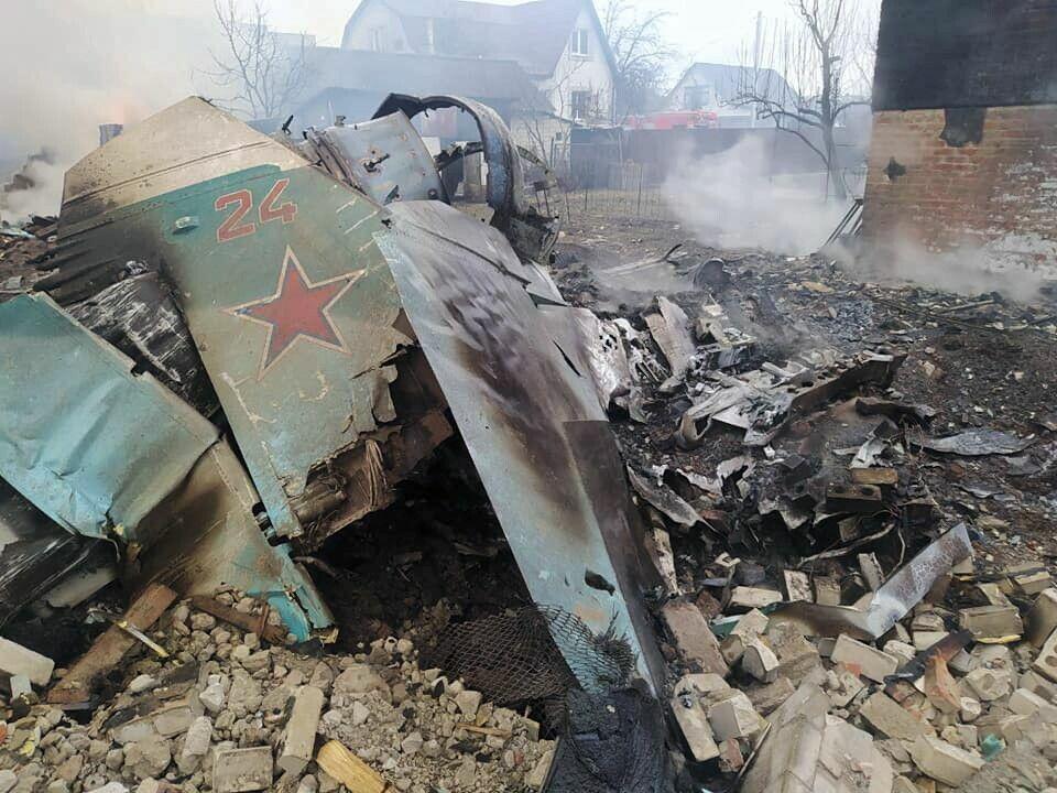 Zniszczenia powstałe w wyniku zestrzelenia przez siły ukraińskie rosyjskiego samolotu, 5 bm. w pobliżu Czernihowa. W wyniku zestrzelenia uszkodzone zostały domy i budynki gospodarcze. Znaleziono również 3 bomby lotnicze / autor: PAP/EPA
