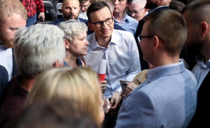 Premier Mateusz Morawiecki (C) podczas spotkania z mieszkańcami Ostrołęki, 8 lipca / autor: PAP/Artur Reszko