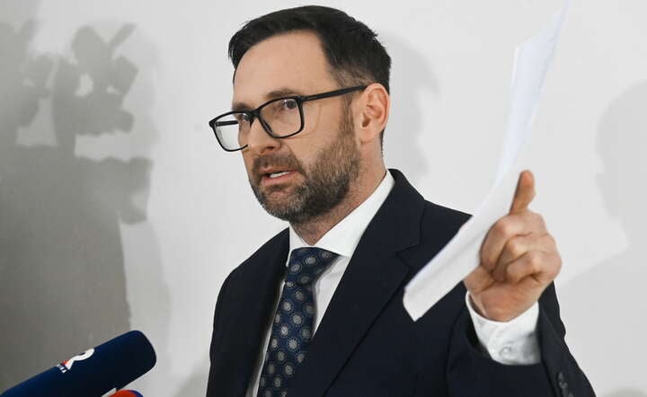 Europoseł, były prezes ORLEN SA Daniel Obajtek (P) podczas konferencji prasowej w Warszawie / autor: PAP/Piotr Nowak