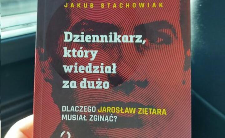 okładka skiążki o zamordowanym dziennikarzu Jarosławie Ziętarze / autor: Jakub Stachowiak/Twitter