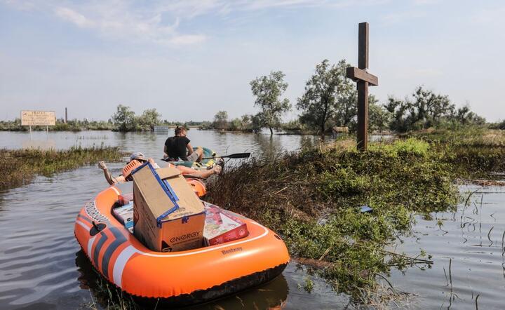 Powódź po wysadzeniu tamy na Dnieprze / autor: PAP/EPA/MYKOLA TYMCHENKO 