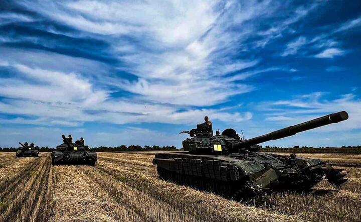 Ukraińskie czołgi T-72 w natarciu. Znaczną liczbę takich maszyn przekazała Ukrainie Polska / autor: https://www.facebook.com/GeneralStaff.ua/