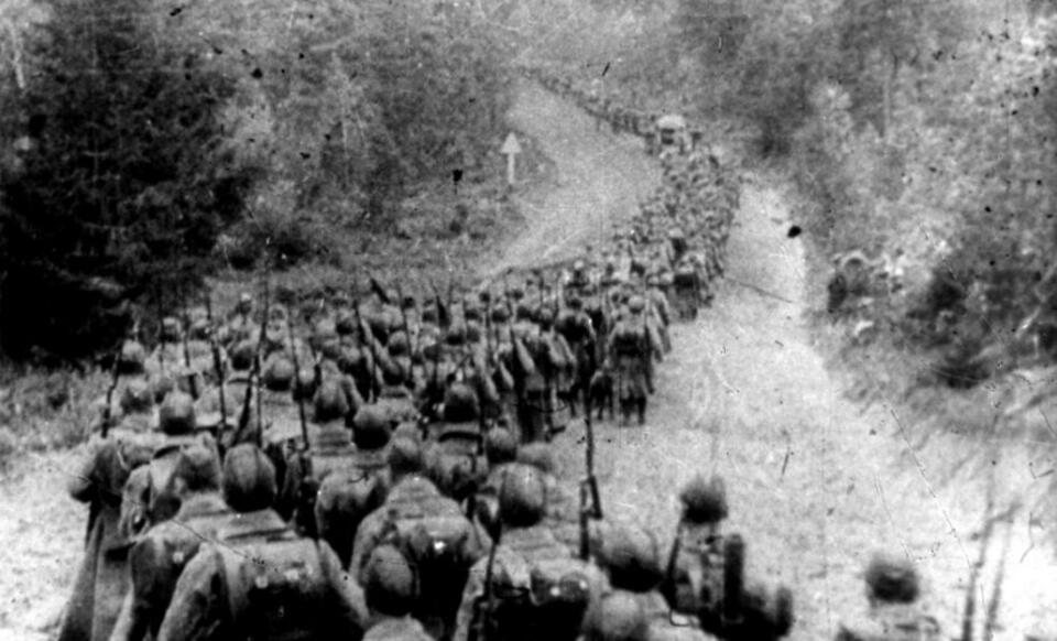 Kolumny piechoty sowieckiej wkraczające do Polski 17.09.1939 / autor: Wikipedia/Domena Publiczna