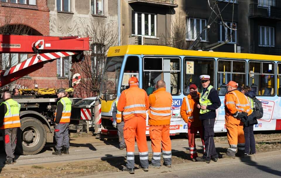 Miejsce wykolejenia tramwaju w centrum Łodzi / autor: PAP/Zubrzycki Marian