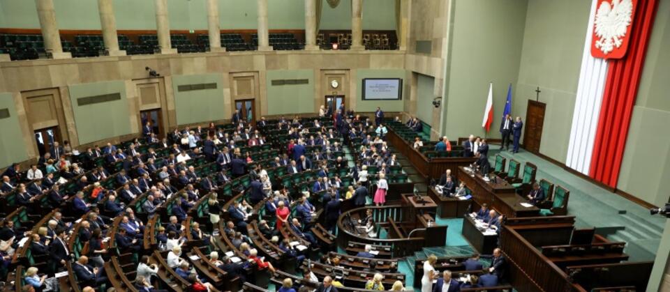 Posłowie na sali sejmowej / autor: PAP/Rafał Guz