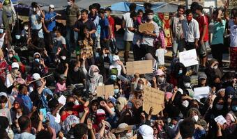 Chaos po spaleniu obozu uchodźców w Grecji. Policja w starciach z migrantami
