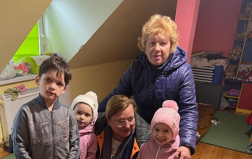 Europoseł Beata Kempa z rodziną z Mariupola. Troje wnucząt zostało pod opieką babci / autor: Biuro europoseł Beaty Kempy