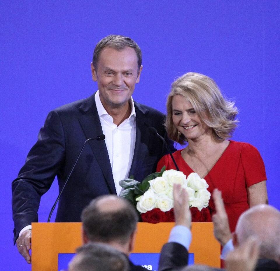 Premier Donald Tusk z żoną Małgorzatą tuż po wyborczym tryumfie. PAP