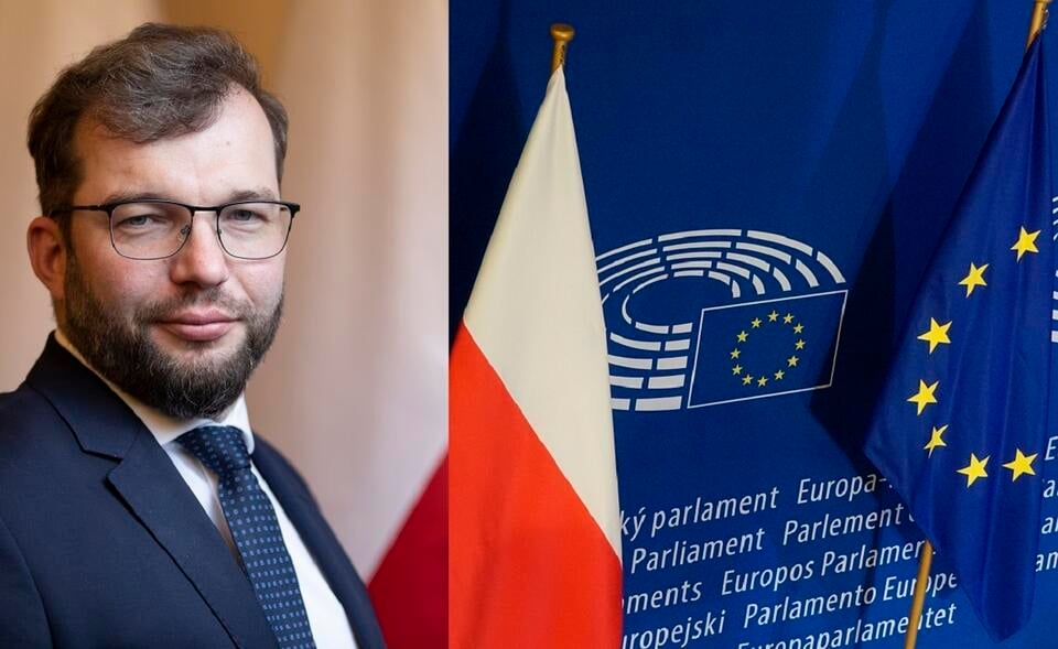 Minister Funduszy i Polityki Regionalnej Grzegorz Puda/Flagi Polski i UE / autor: Fratria