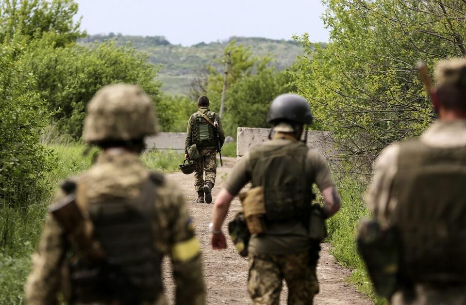 Ukraińscy żołnierze na froncie w rejonie Doniecka / autor: PAP/EPA/STR