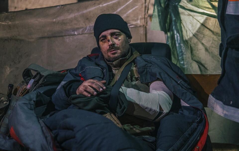 Ranny ukraiński żołnierz w schronie w Azowstalu / autor: PAP/EPA
