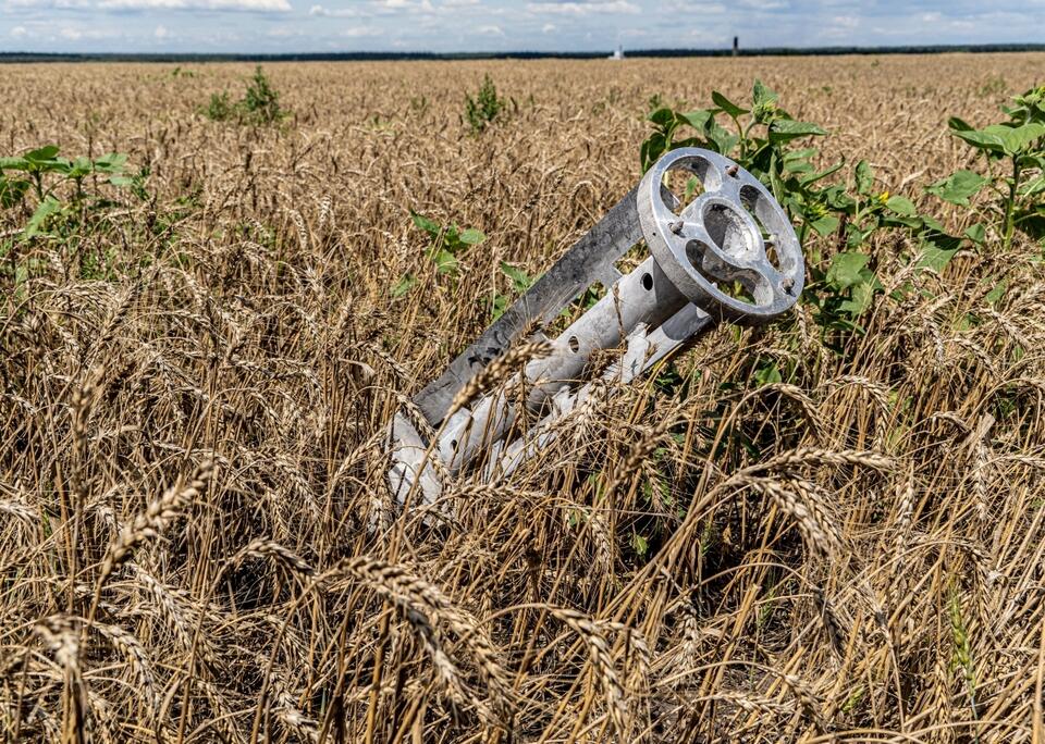 Pozostałości amunicji kasetowej MLRS "Smerch" na polu w jednym z gospodarstw rolnych w obwodzie charkowskim. / autor: PAP/Mykola Kalyeniak