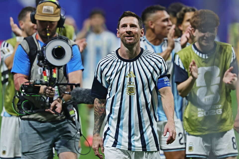 Lionel Messi z Argentyny i jego koledzy z drużyny machają do kibiców po zwycięstwie w meczu 1/8 finału Mistrzostw Świata FIFA 2026 Argentyna przeciwko Egiptowi / autor: PAP/EPA