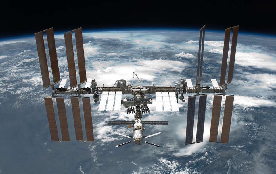 Międzynarodowa Stacja Kosmiczna / autor: wikimedia.commons: NASA/http://www.spaceflight.nasa.gov/gallery/images/shuttle/sts-134/html/s134e010137.html