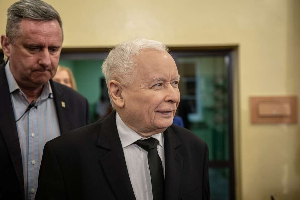 Prezes Prawa i Sprawiedliwości Jarosław Kaczyński (P) podczas spotkania z mieszkańcami w siedzibie I Liceum Ogólnokształcącego im. M. Reja w Jędrzejowie. / autor: PAP/Art Service
