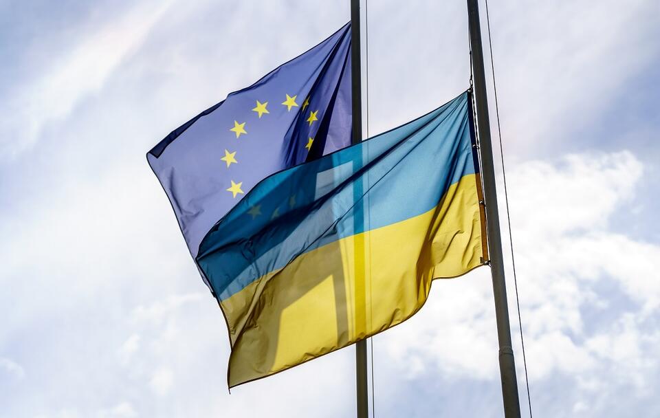 Flagi UE i Ukrainy / autor: Fratria