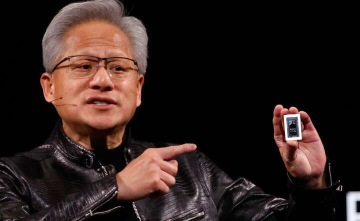 Prezes koncernu Nvidia Jensen Huang prezentuje procesor RTX Spark na targach Computex w Tajpei, 1 czerwca 2026 / autor: PAP/EPA/RITCHIE B. TONGO