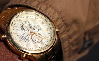 Kolejny podejrzany ws. o wyłudzanie VAT ze sprzedaży zegarków