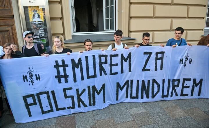 Młodzież Wszechpolska z Krakowa zorganizowała protest na znak sprzeciwu wobec filmu Agnieszki Holland „Zielona granica” / autor: PAP