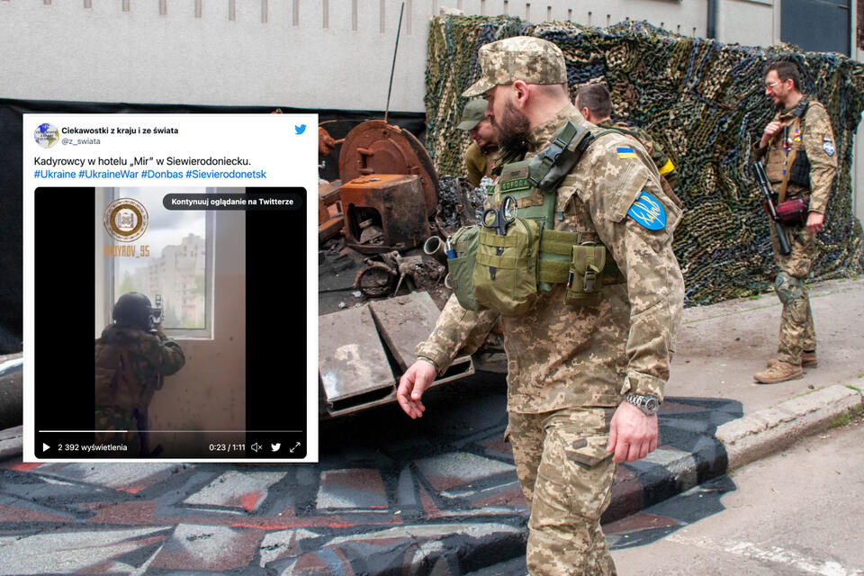 Żołnierze armii ukraińskiej przy wieżyczce wysadzonego w powietrze rosyjskiego czołgu przywiezionego z frontu na wystawę w ramach akcji artystycznej „Państwo Graniczne” w Charkowie. / autor: PAP/Mykola Kalyeniak