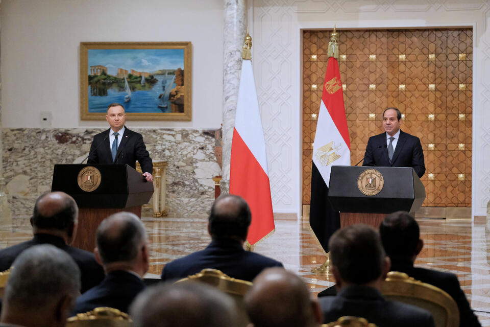 Prezydent RP Andrzej Duda (L) i prezydent Egiptu Abd al-Fattah as-Sisi (P) podczas oświadczenia dla mediów po spotkaniu w Pałacu Ittihadiya w Kairze. / autor: PAP/Mateusz Marek