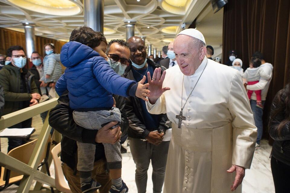 Papież Franciszek z ubogimi / autor: PAP/EPA