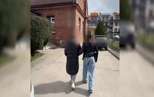 Podejrzana o pomoc w przygotowaniu ataku na szkołę w Kanadzie 17-letnia Polka w asyście policjanta / autor: Policja