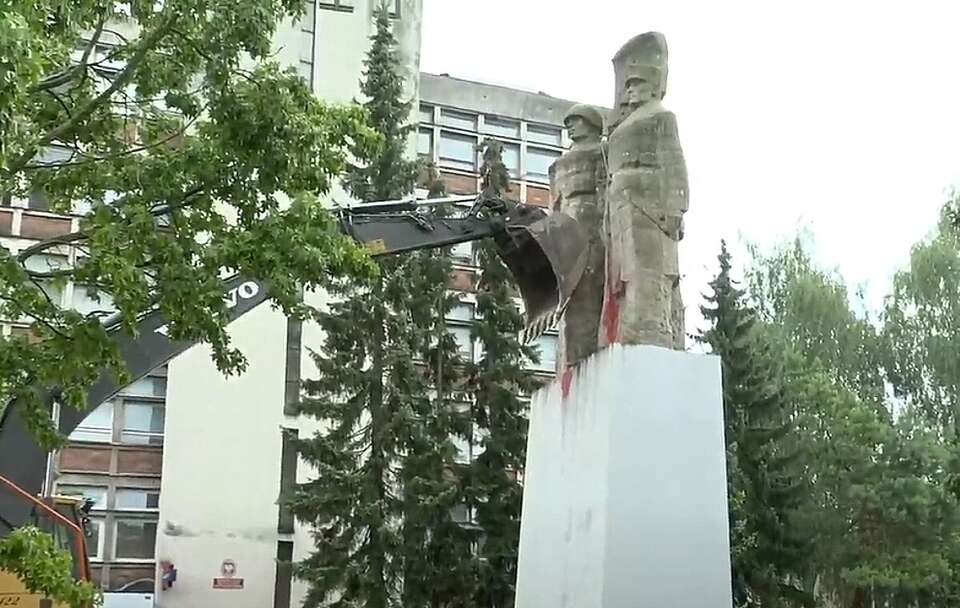 Demontaż komunistycznego pomnika. Zobacz nagranie!