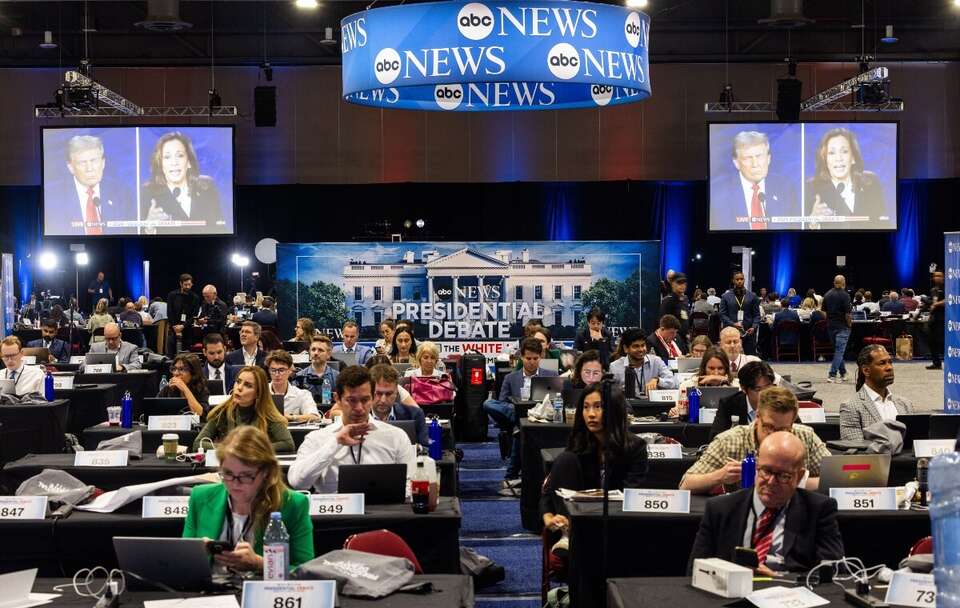 Pekin nie zgadza się, aby w debatach w USA mówiono o Chinach / autor: PAP/EPA/JIM LO SCALZO