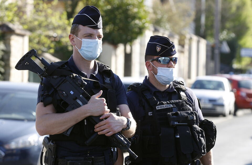 Francuska policja po ataku nożownika przed komisariatem / autor: PAP/EPA