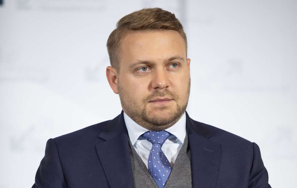 Europoseł PiS Jacek Ozdoba nie przebiera w słowach na antenie Telewizji wPolsce24 oceniają działania prokuratury i zachowanie sądu ws. Zbigniewa Ziobro.  / autor: Fratria