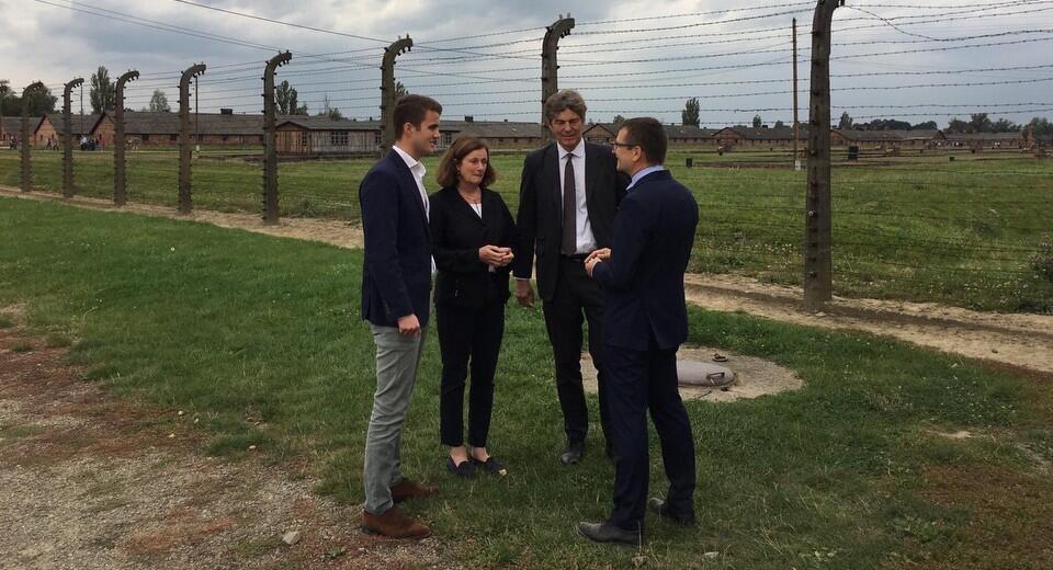 Arndt Freitag von Loringhoven (drugi z prawej) w czasie wizyty w niemieckim obozie śmierci w Auschwitz. / autor: Oficjalny profil ambasady Niemiec na Twitterze