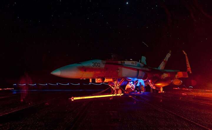 Amerykański myśliwiec F-18 Hornet gotowy do startu z lotniskowca US Navy. ZDJĘCIE ILUSTRACYJNE / autor: Pixabay